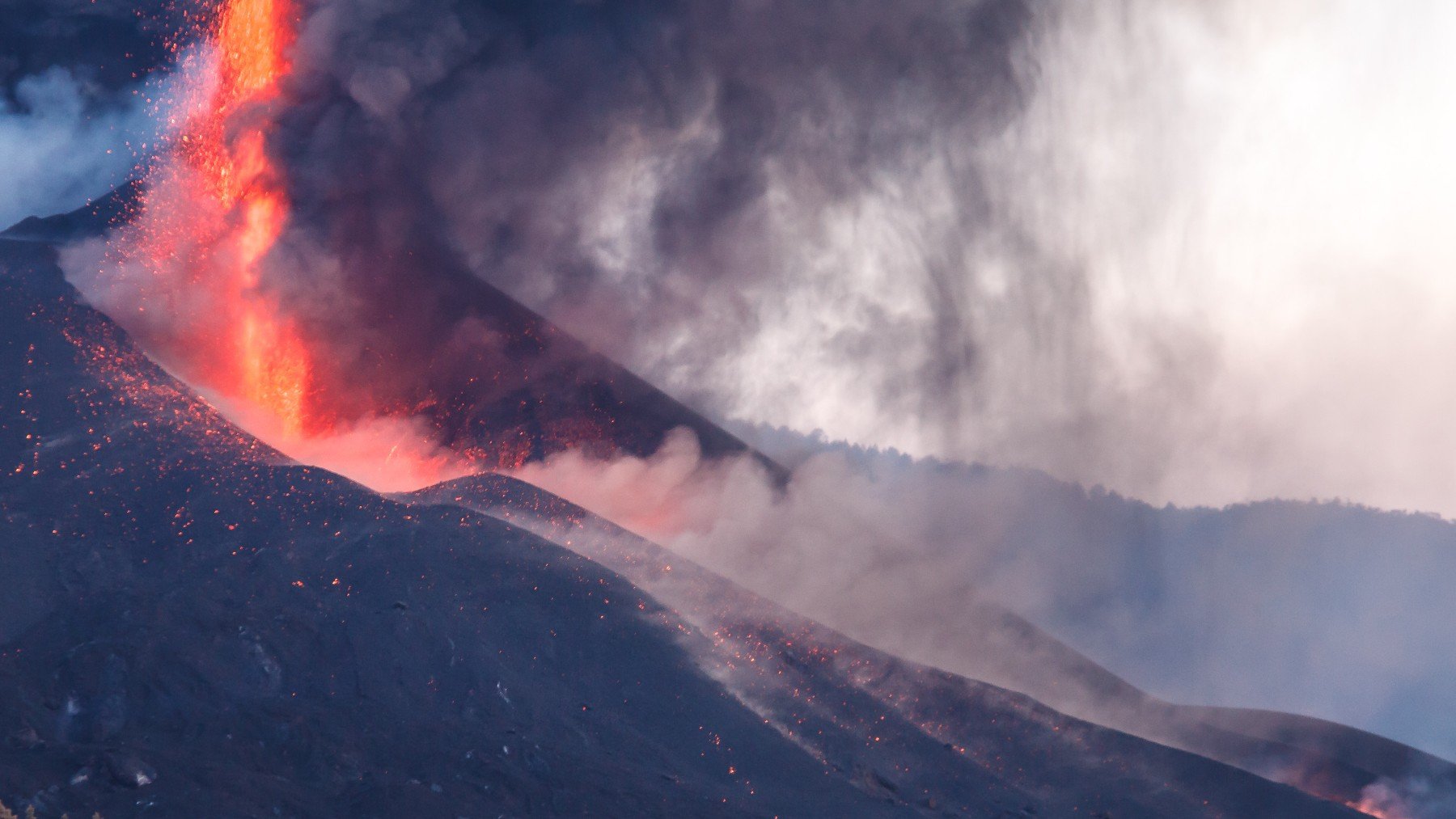 Lava del volcán de Cumbre Vieja que hoy cumple 39 días desde su entrada en erupción.