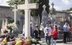 Ciudadanos en el cementerio de Palma.