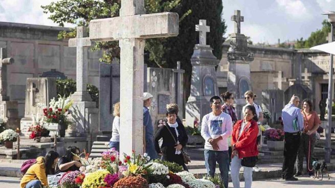 Ciudadanos en el cementerio de Palma.