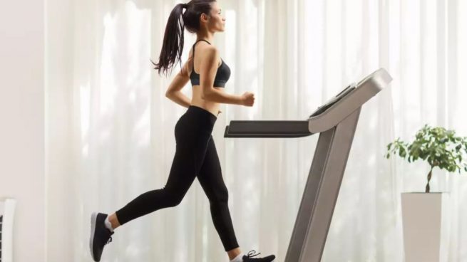 Cómo quemar calorías rápidamente en la cinta de correr