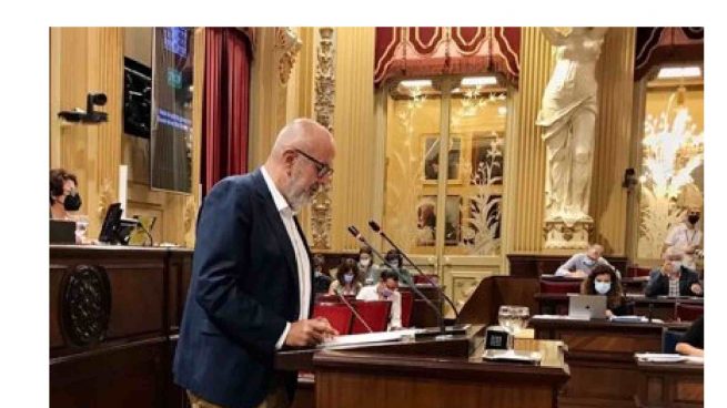 Miquel Ensenyat en el Parlament.