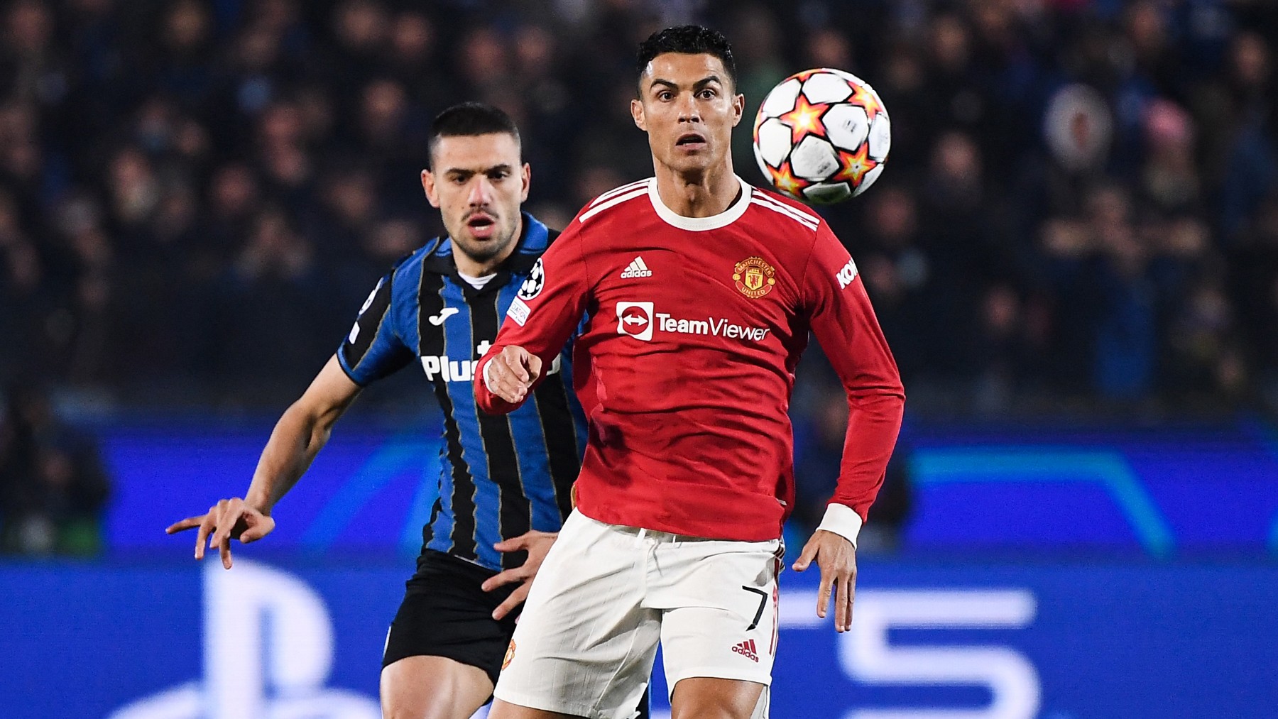 Cristiano Ronaldo controla un balón durante el Atalanta – Manchester United. (AFP)