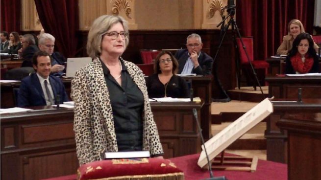 Asunción Pons en el Parlament.