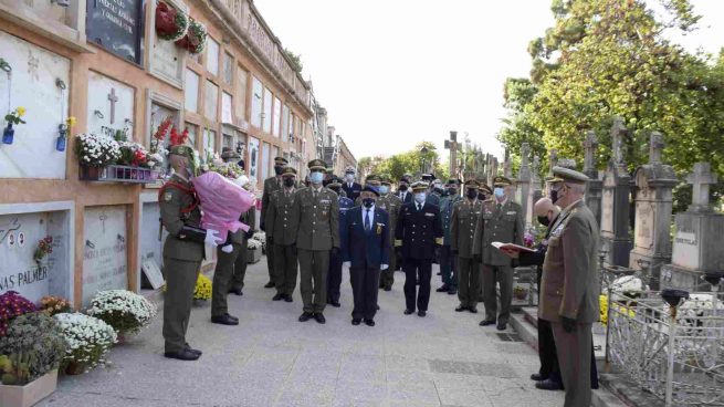 Homenaje de las Fuerzas Armadas a los caídos en el cementerio de Palma.