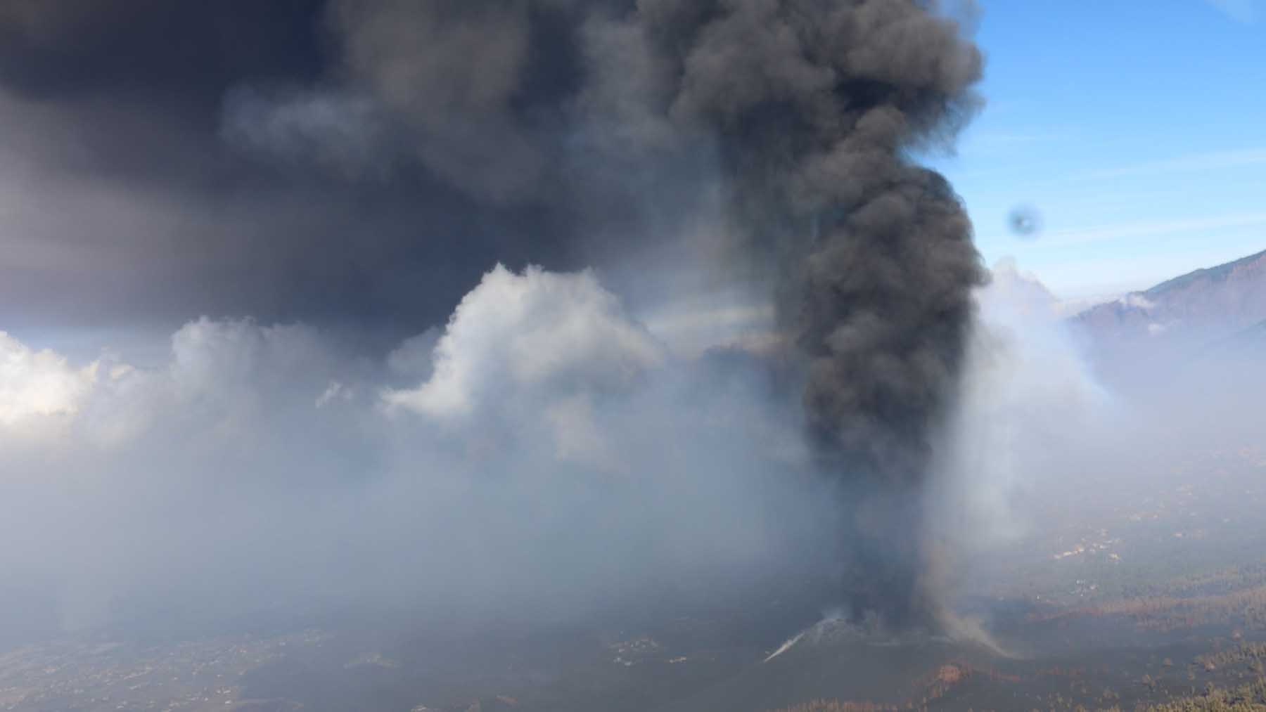 Nube de ceniza del volcán de La Palma. Foto: Europa Press.
