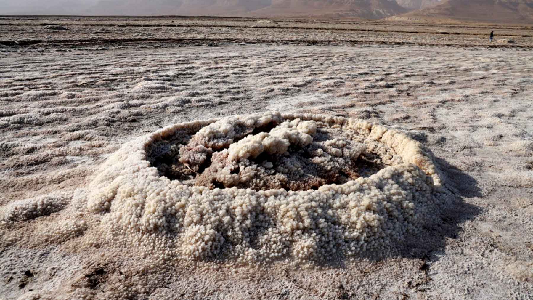 Un cráter de sal creado por el Mar Muerto en su retroceso. Foto: AFP