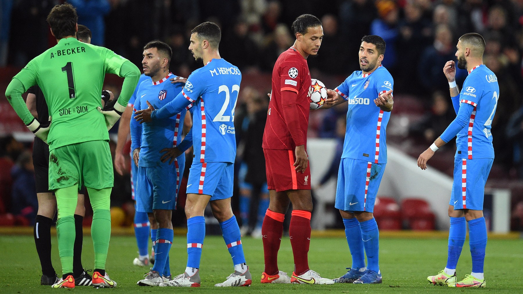 Los jugadores del Atlético durante el partido ante el Liverpool. (AFP)