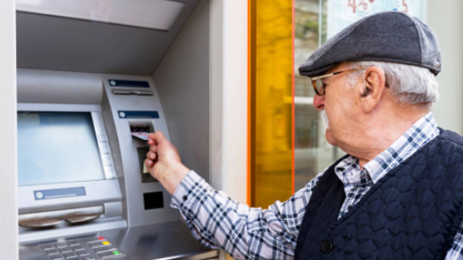 Pensionista en un cajero automático