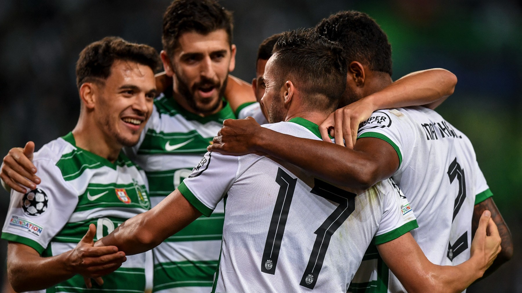 Los jugadores del Sporting de Lisboa celebran un gol ante el Besiktas. (AFP)
