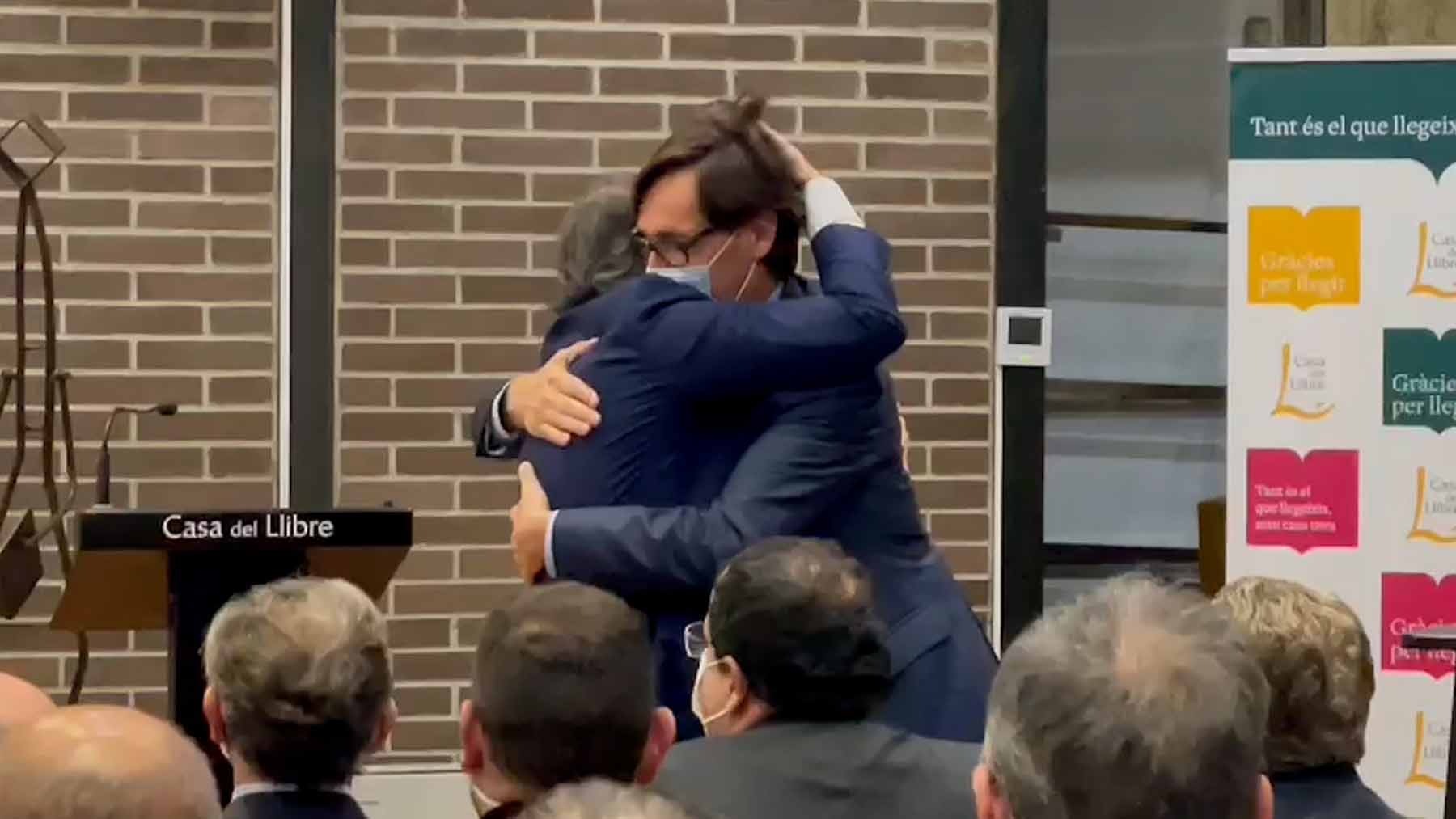 Abrazo de Salvador Illa a Iván Redondo.