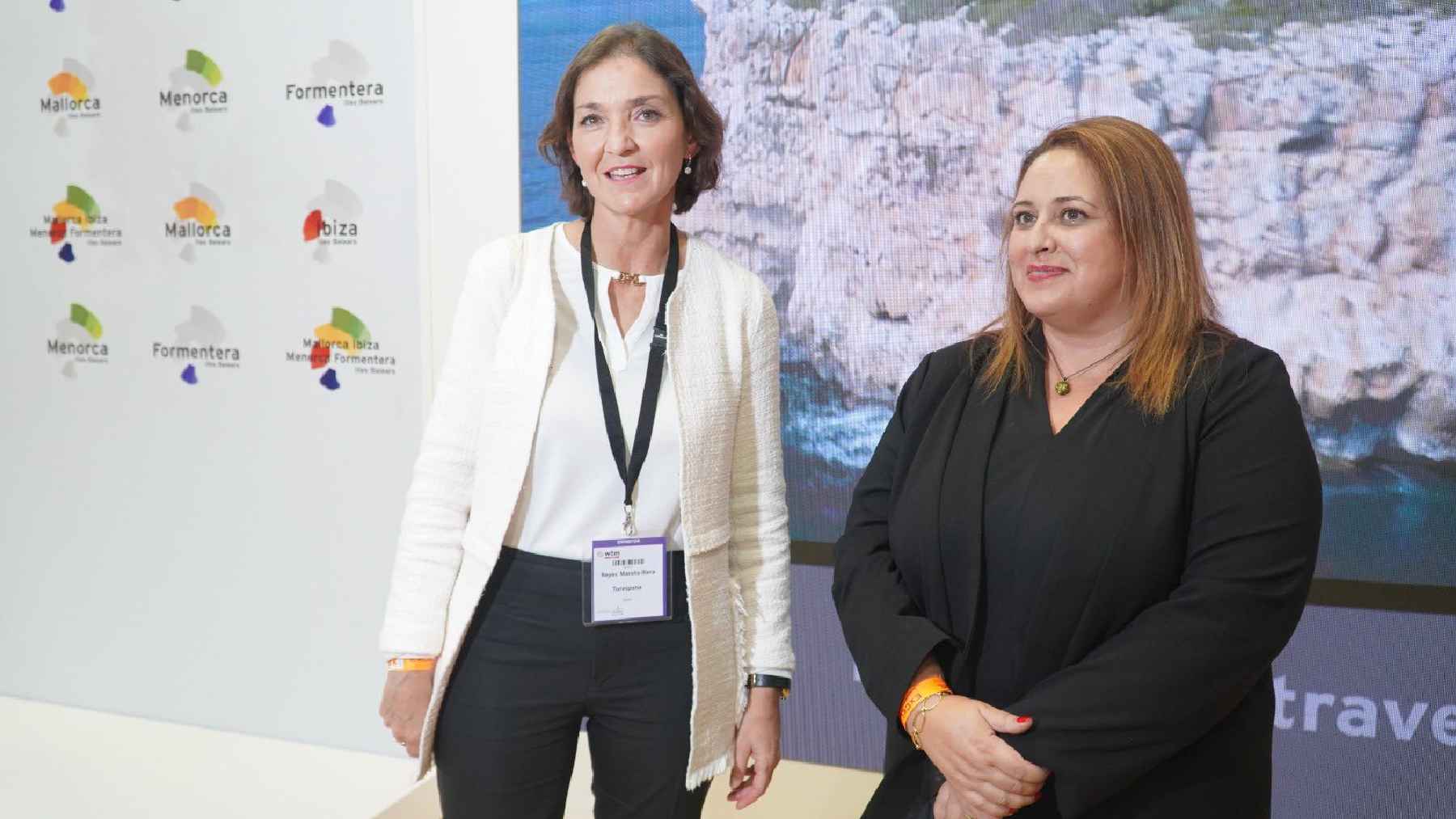 La ministra de Industria, Comercio y Turismo, Reyes Maroto, y la vicepresidenta de la FEHM, María José Aguiló.