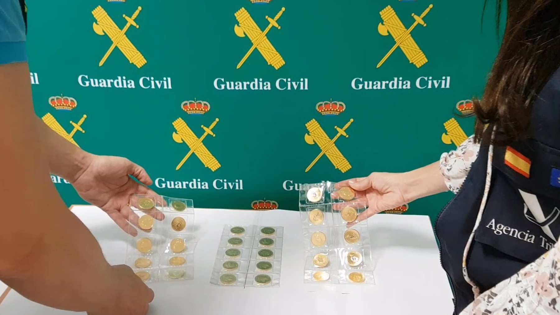 Las 30 monedas de oro interceptadas por la Guardia Civil.