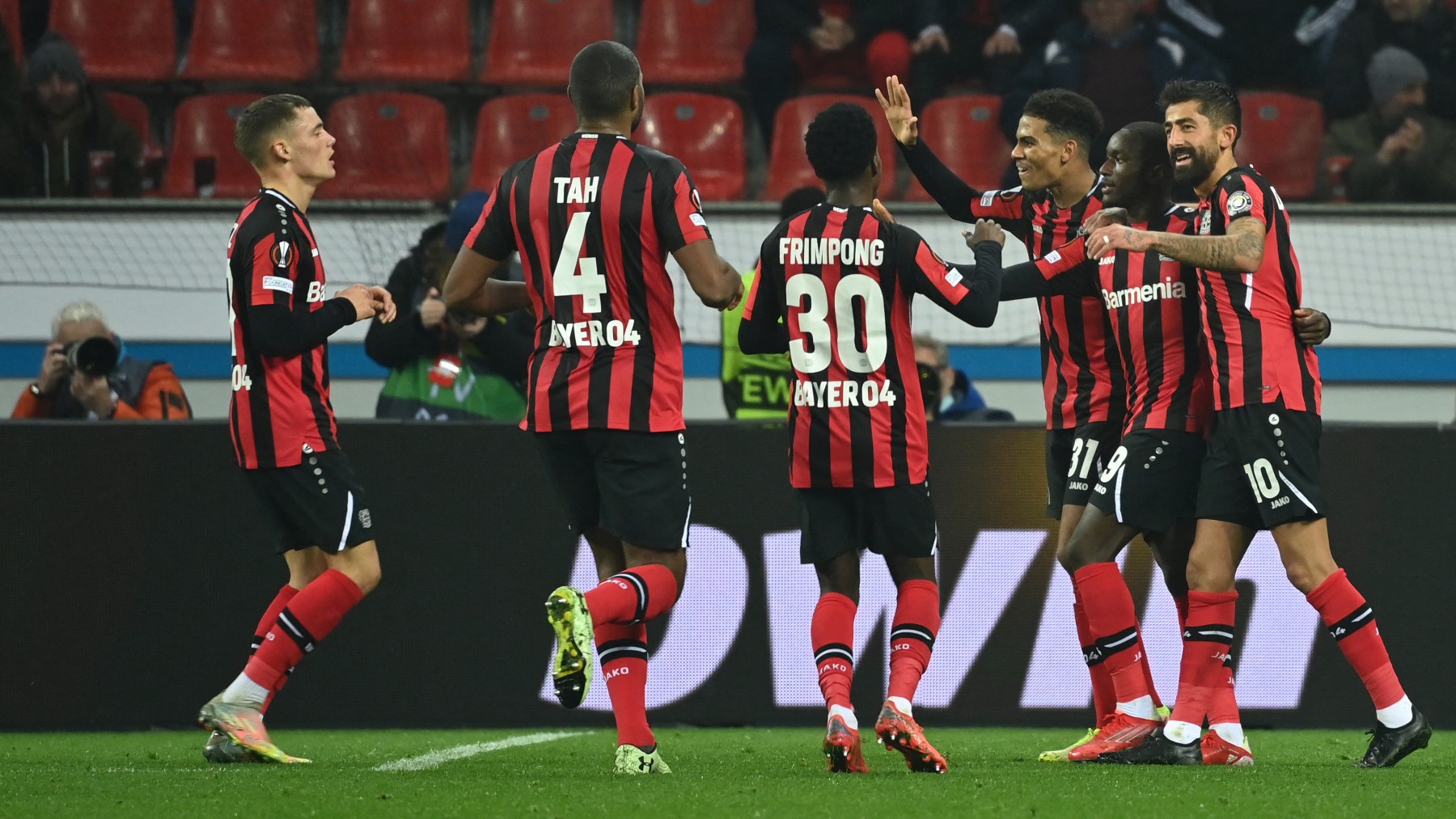 Los jugadores del Bayer Leverkusen celebran un gol ante el Betis. (AFP)