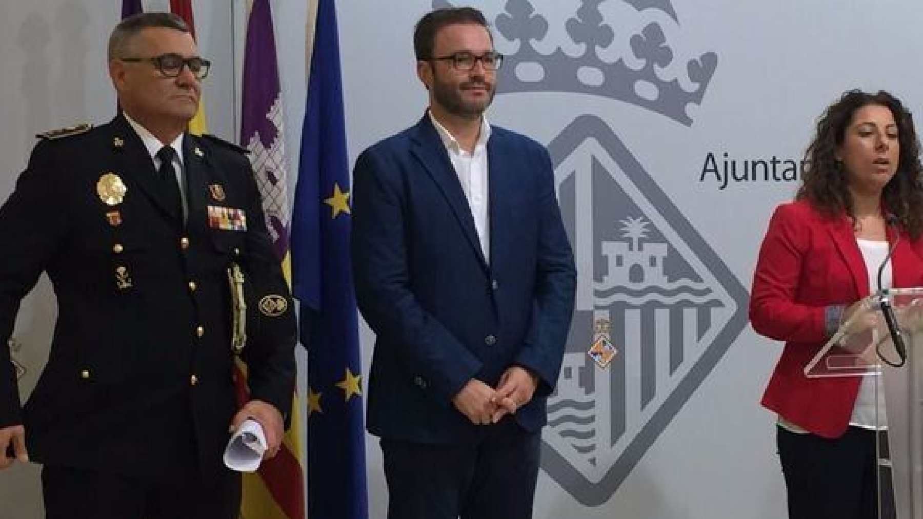 El exjefe de la Policía Local de Palma, Josep Palouzié, con el alcalde Hila y la edil Angélica Pastor.