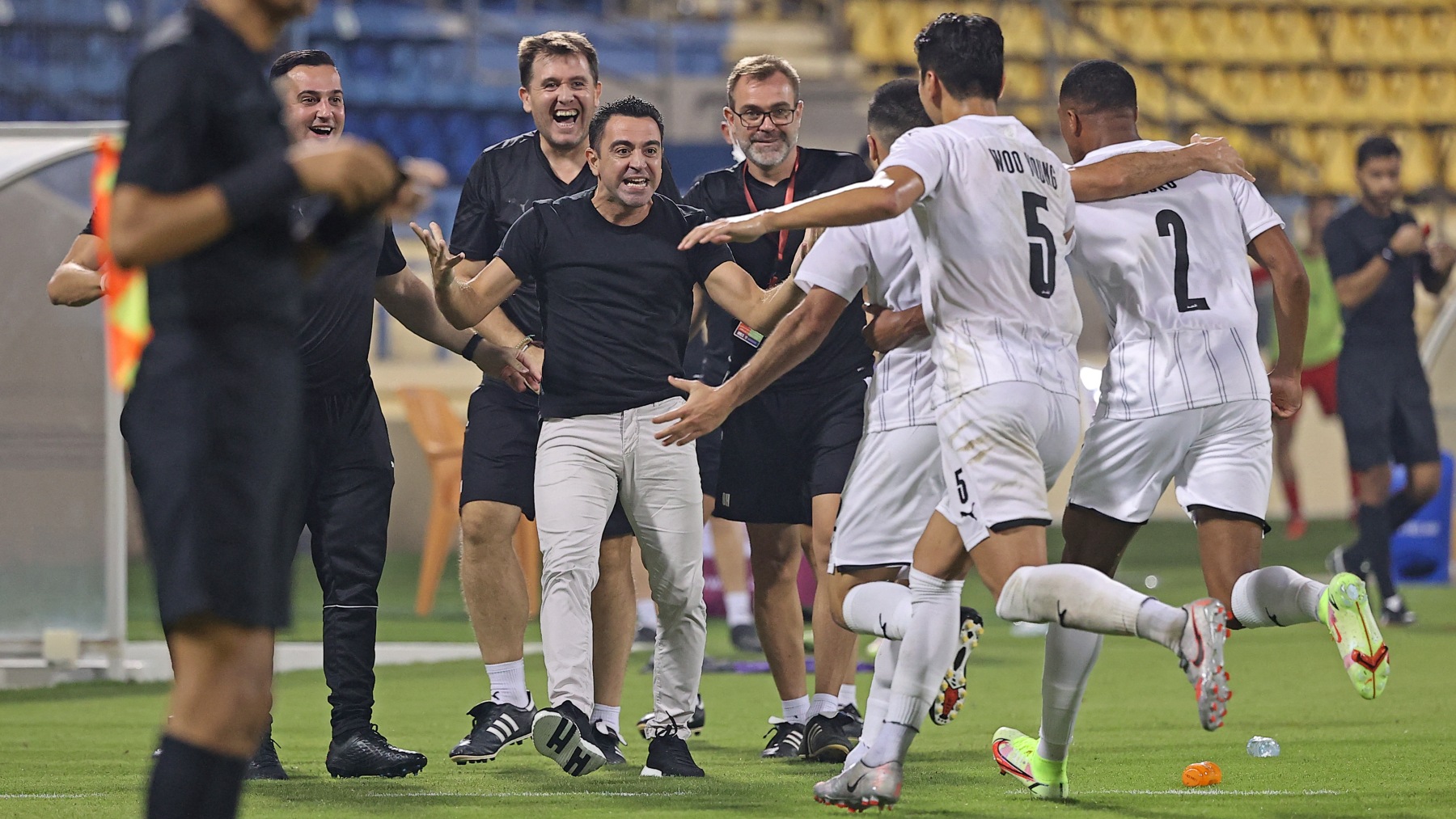 Xavi celebra un gol del Al-Sadd con sus jugadores. (AFP)