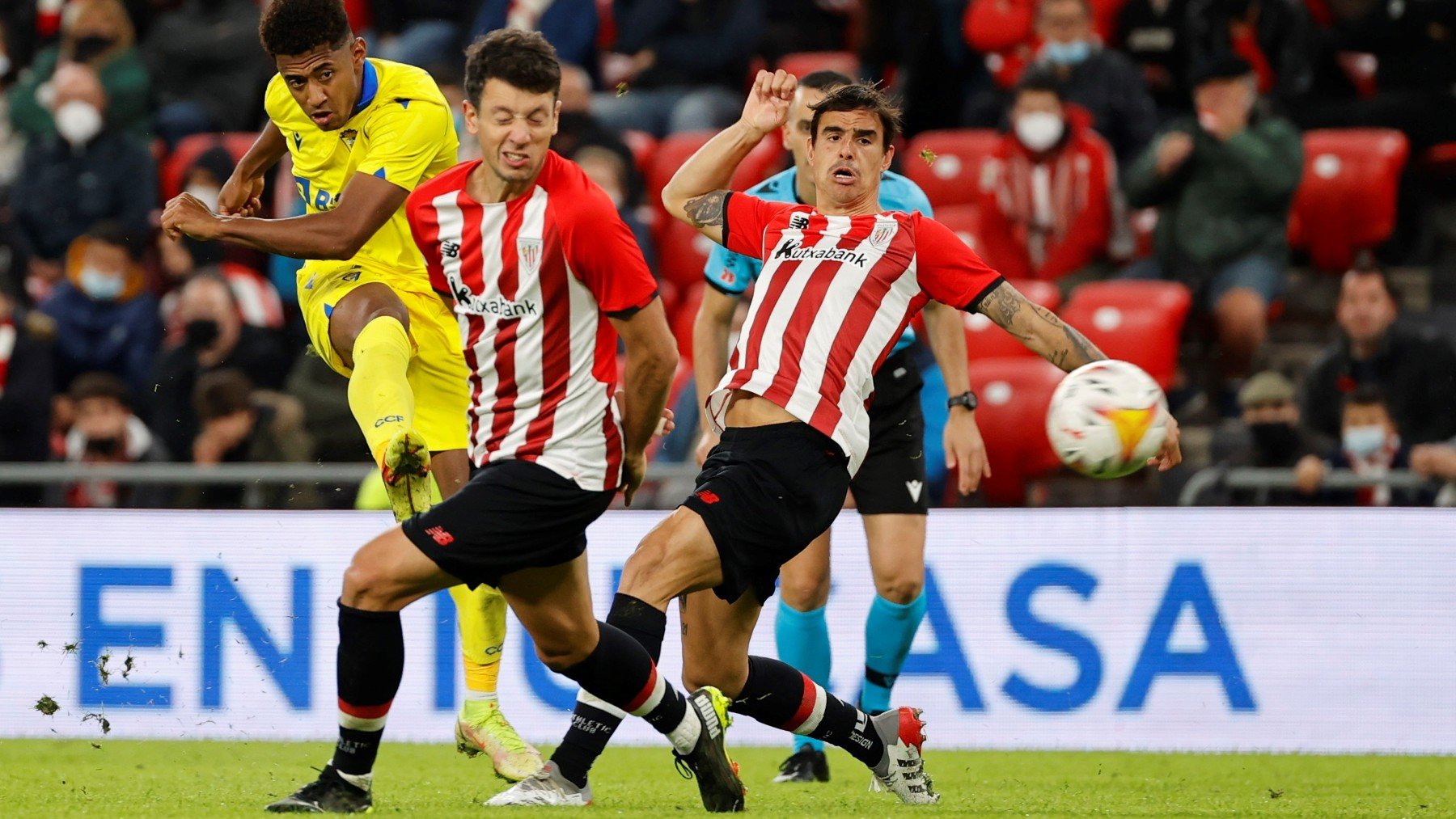 El Choco Lozano golpea un balón durante el Athletic – Cádiz. (EFE)