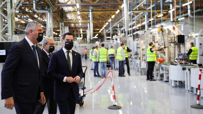 José Vicente de los Mozos y Juanma Moreno en la planta de Renault Sevilla