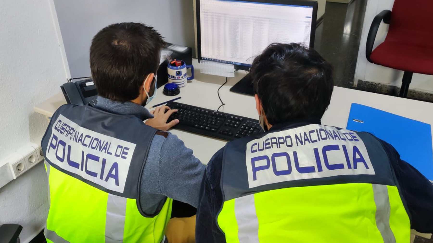Dos agentes de la Policía Nacional. POLICÍA NACIONAL
