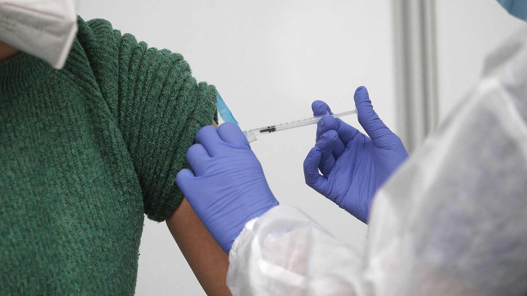 Una sanitaria suministra la vacuna contra la covid. Foto: Isaac Buj. Europa Press