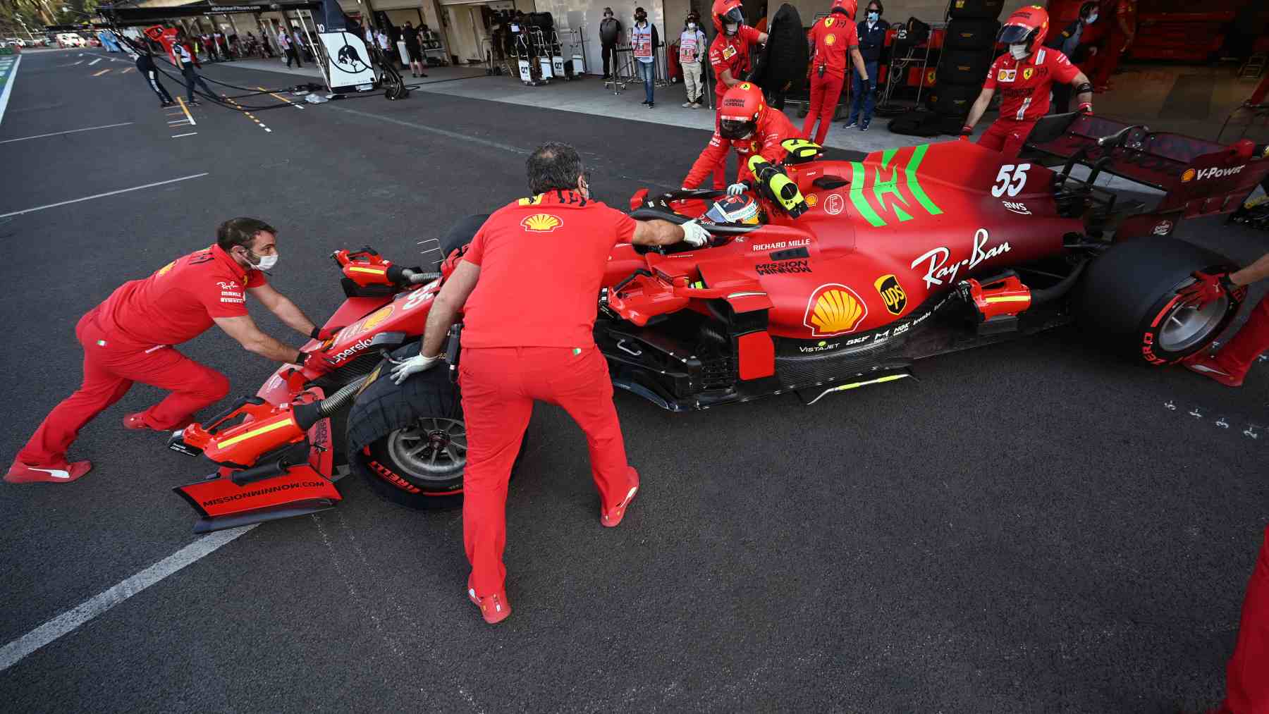 Carlos Sainz con su coche entrando en el garaje. (AFP)