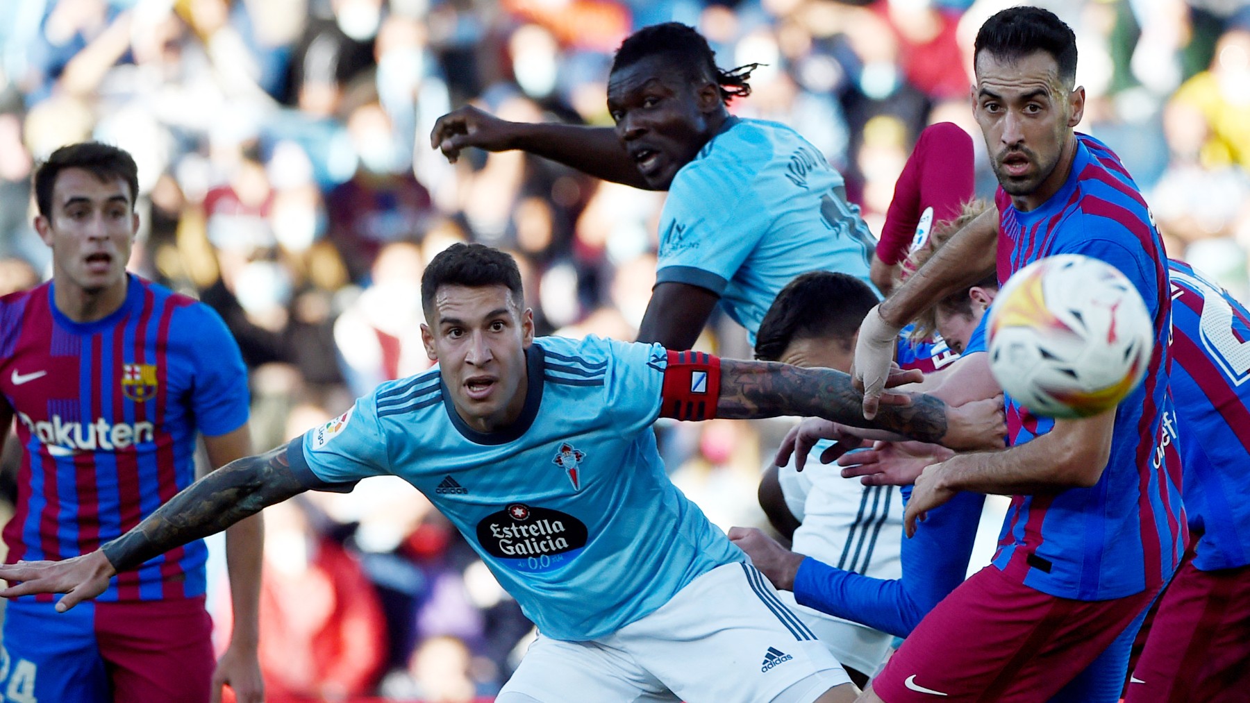 Busquets y Hugo Mallo pelean por un balón durante el Celta – Barcelona. (AFP)