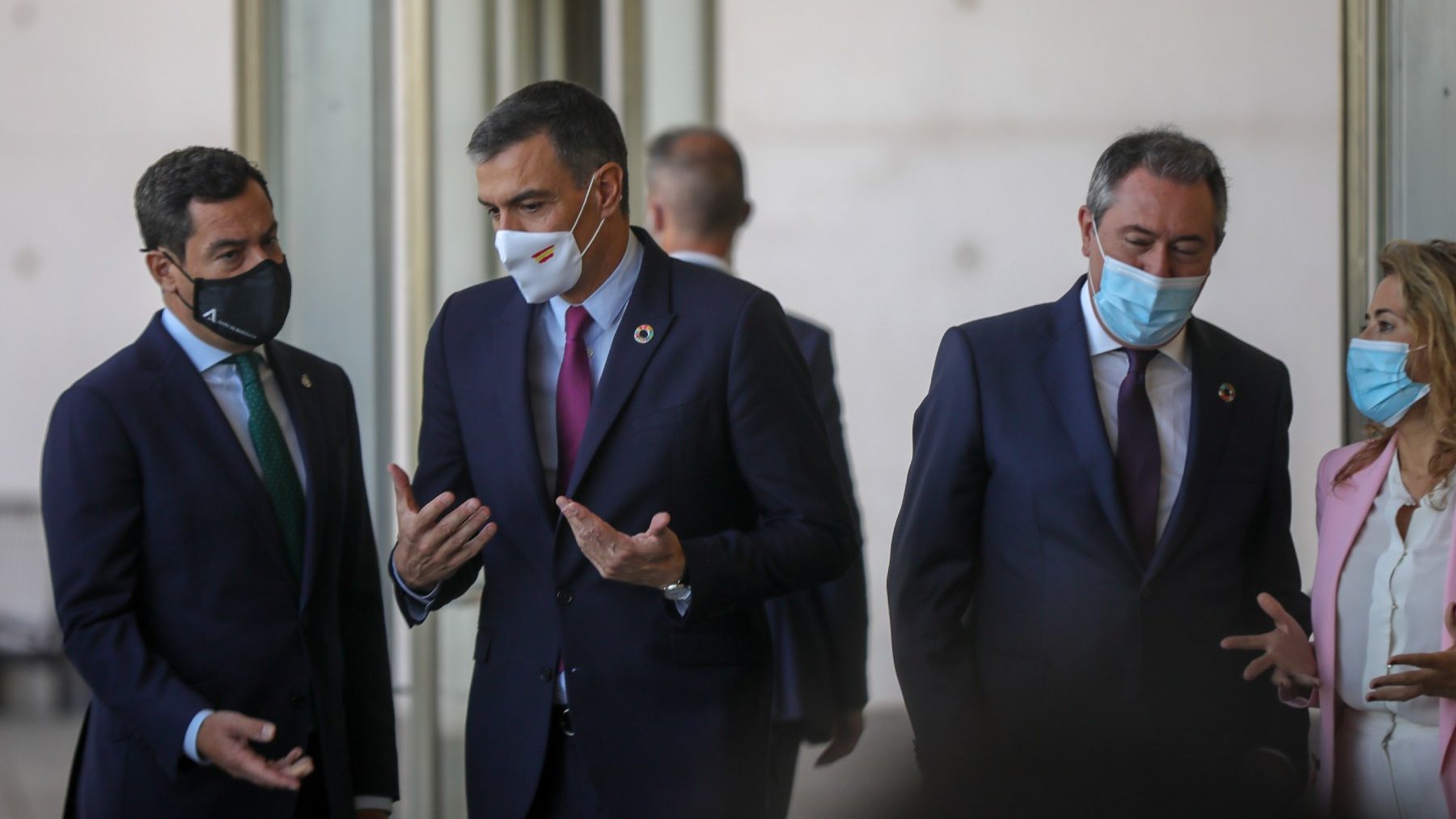 Juanma Moreno, Pedro Sánchez y Juan Espadas.