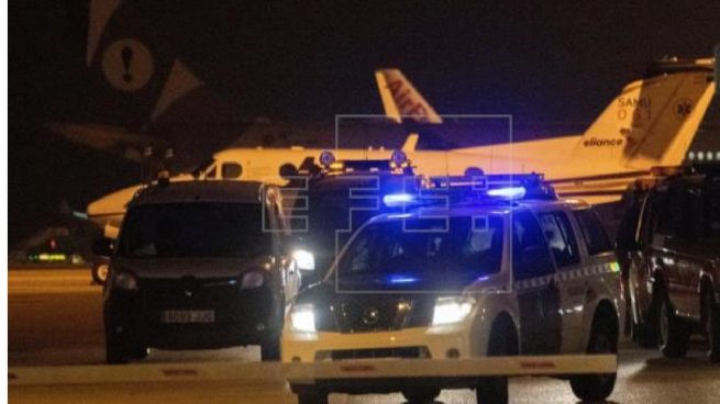 La Guardia Civil junto al avión en el que viajaban los inmigrantes. FOTO: EFE