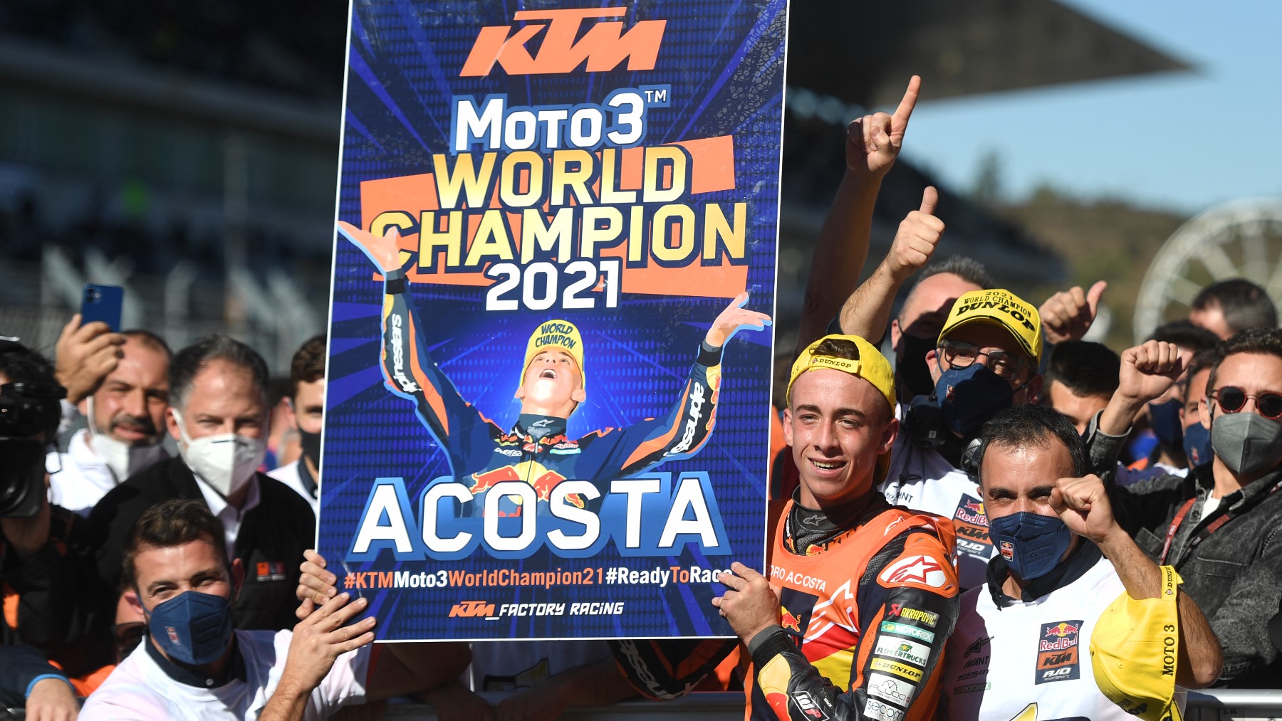 Pedro Acosta posa con el cartel de campeón del mundo de Moto3. (AFP)