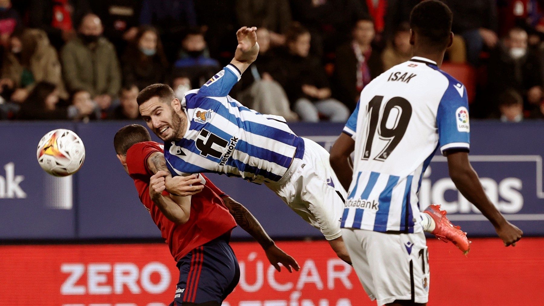 Zaldua intenta cabecear un balón en el Osasuna-Real Sociedad. (EFE)