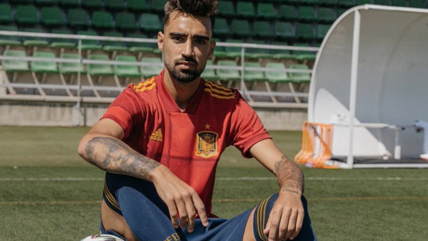 Brais Méndez posa con la camiseta de la Selección.