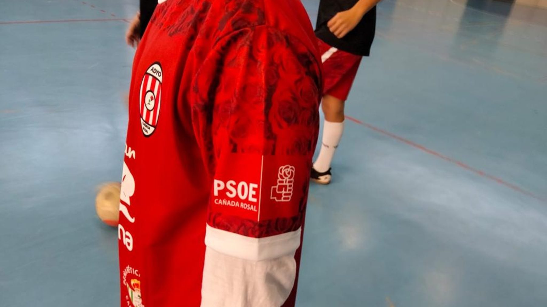 Publicidad del PSOE de Cañada Rosal en camisetas de fútbol infantil (PP Sevilla).