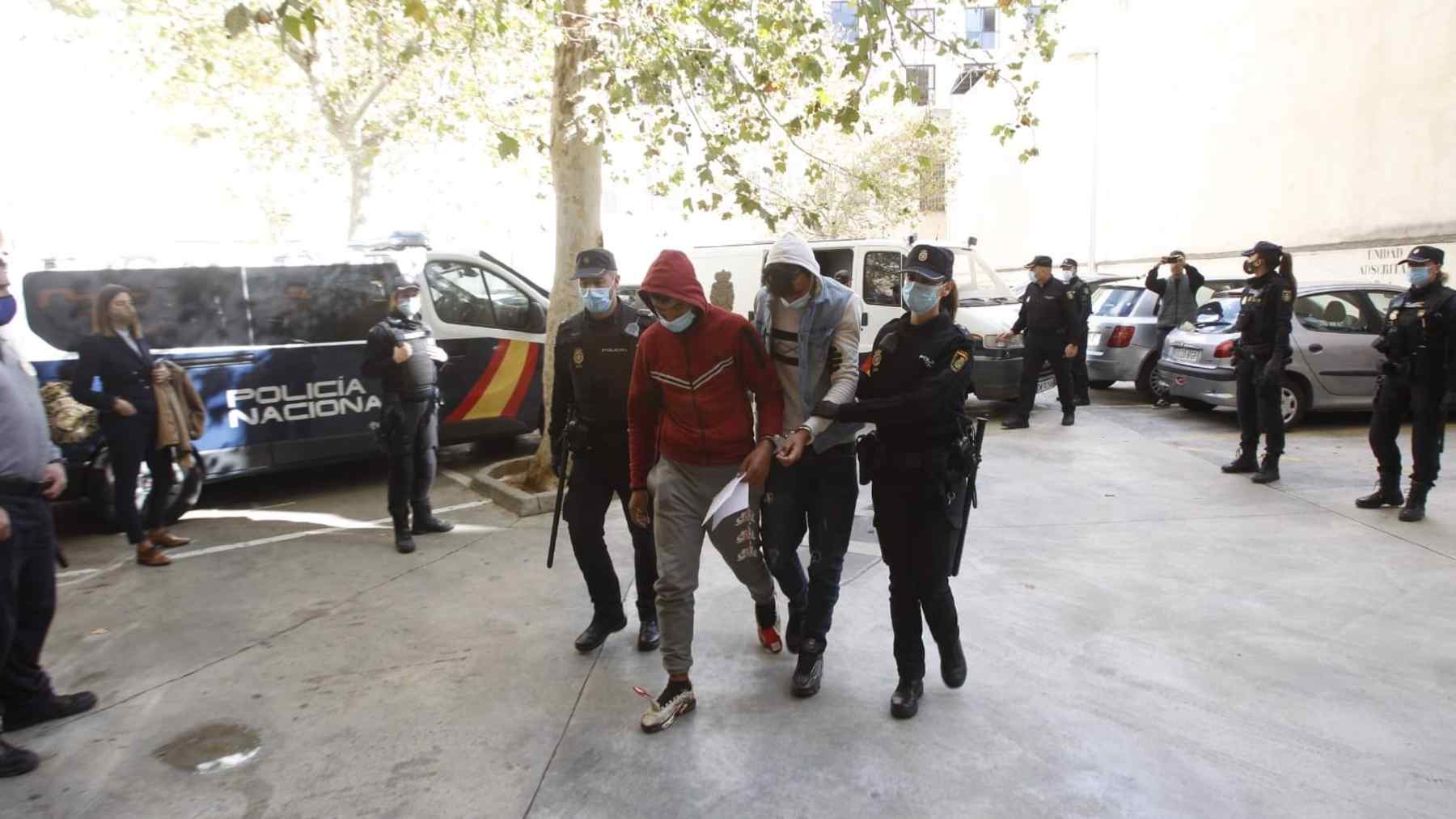 Llegada a los juzgados de los 12 inmigrantes marroquíes fugados del aeropuerto de Palma. FOTO: Europa Press