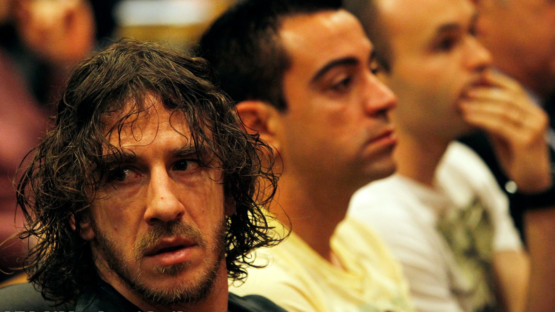 Carles Puyol y Xavi Hernández durante un acto del Barcelona. (AFP)