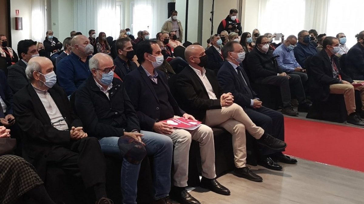 Juan Vivas, primero por la derecha, con más altos cargos del PP Ceuta en el Congreso del PSOE.