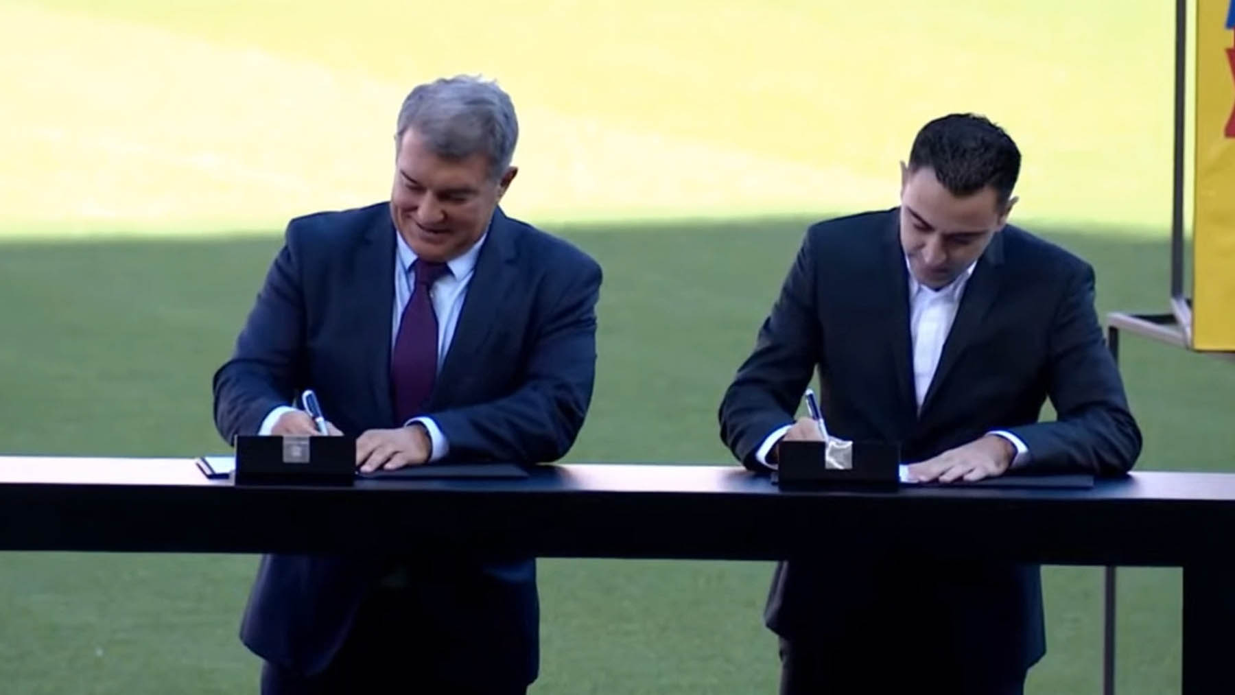 Xavi Hernández firmó su nuevo contrato con el Barcelona sobre el césped