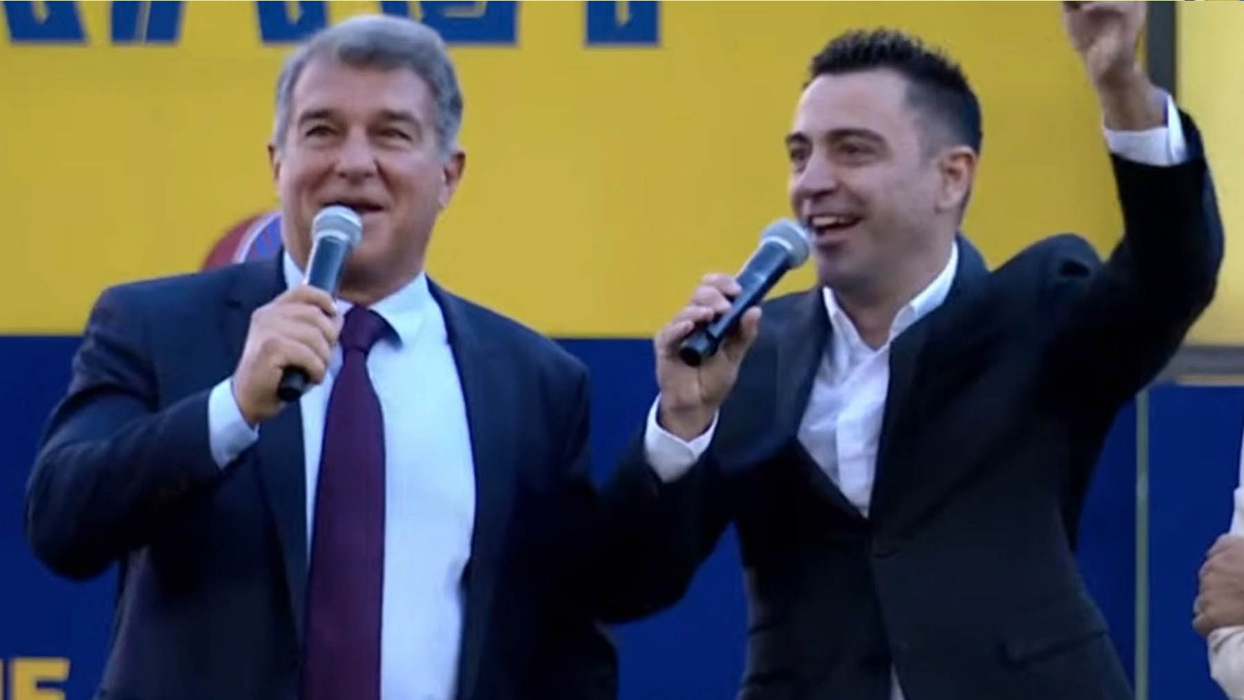 Joan Laporta y Xavi Hernández montan un karaoke en el Camp Nou