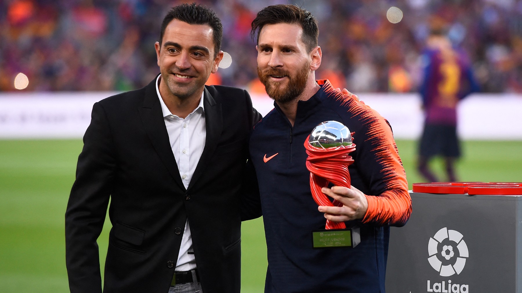 Xavi y Messi, en el Camp Nou. (AFP)