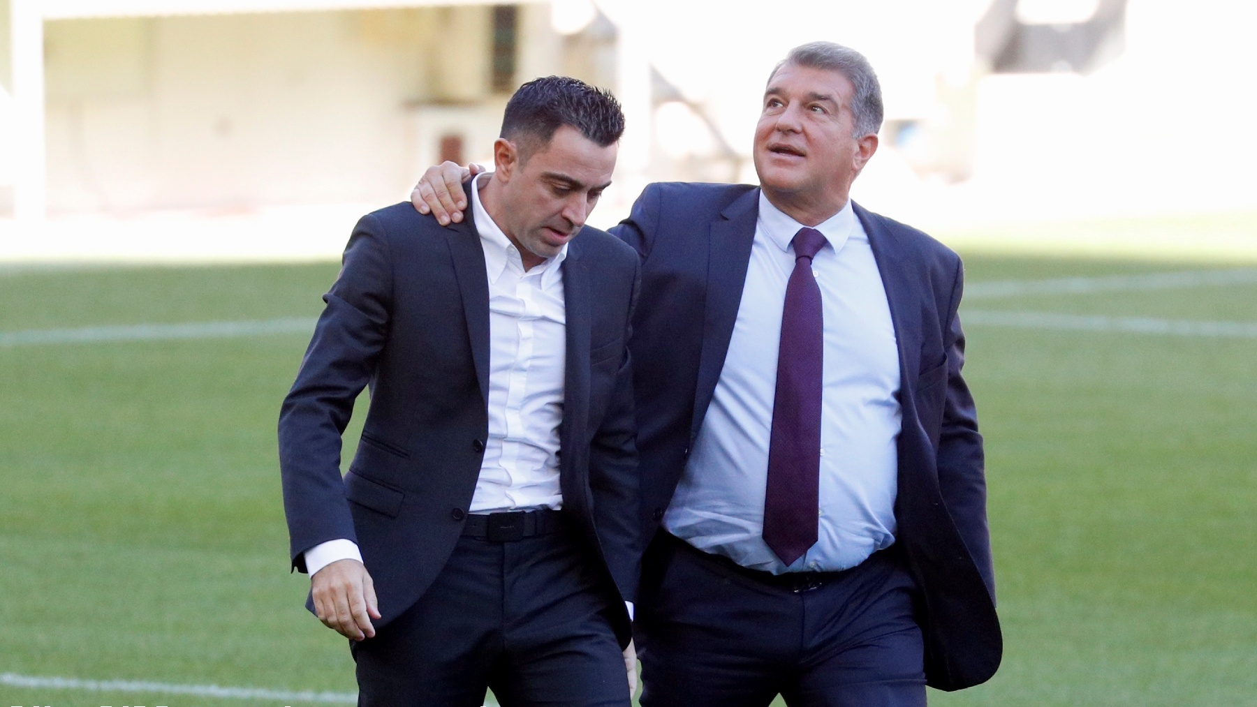 Xavi y Laporta, en el Camp Nou. (EFE)