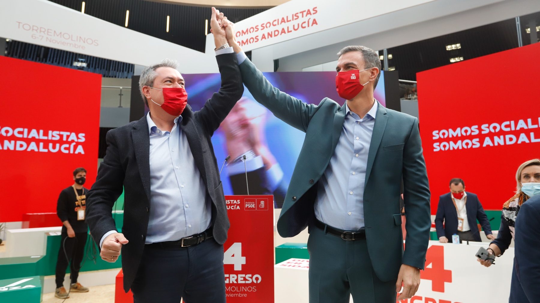 Juan Espadas y Pedro Sánchez saludan a su llegada al XIV congreso Regional del PSOE-A (ÁLEX ZEA / EUROPA PRESS).