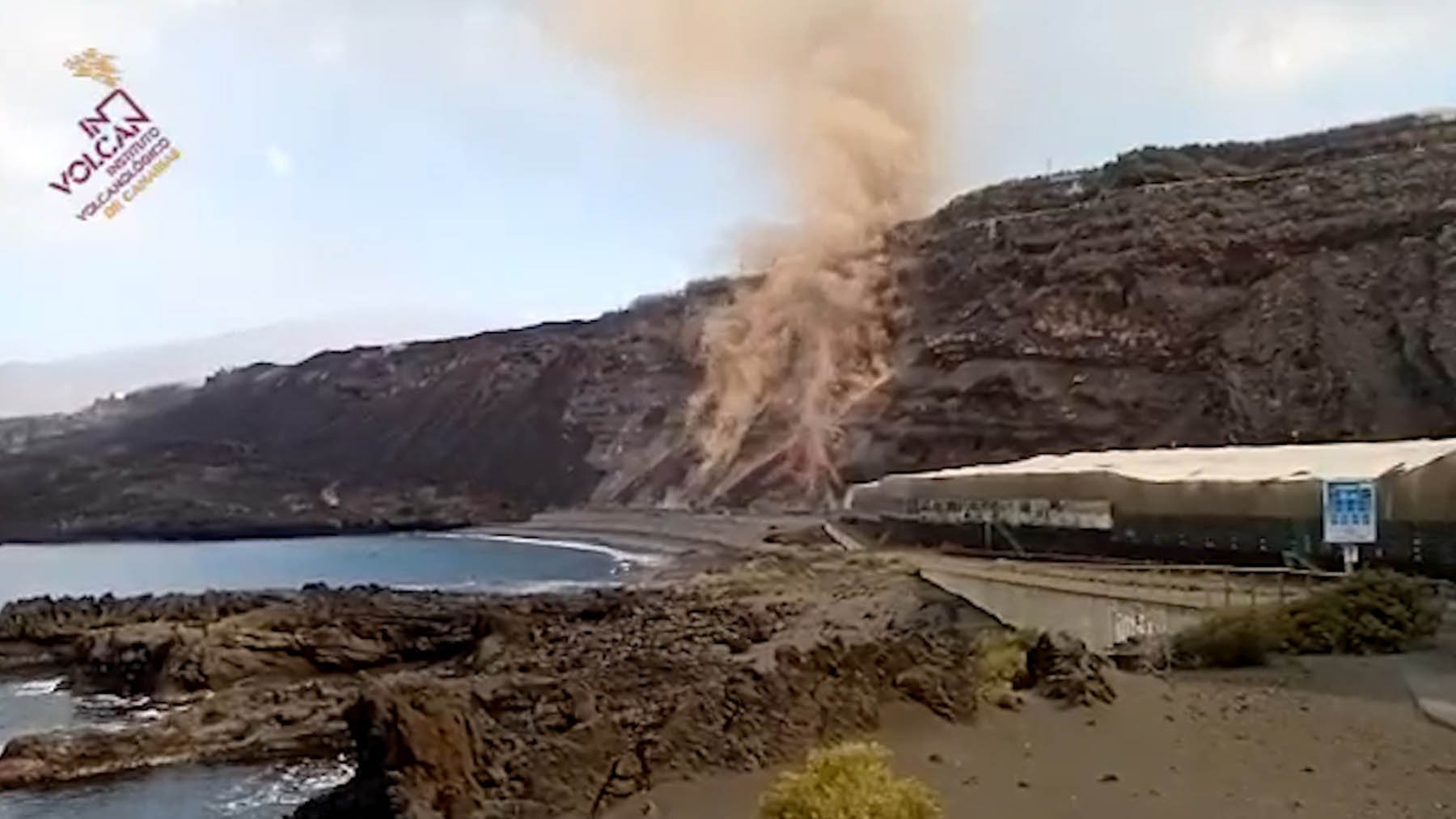 Las impresionantes imágenes de la lava del volcán de La Palma cayendo sobre la playa de los Guirres