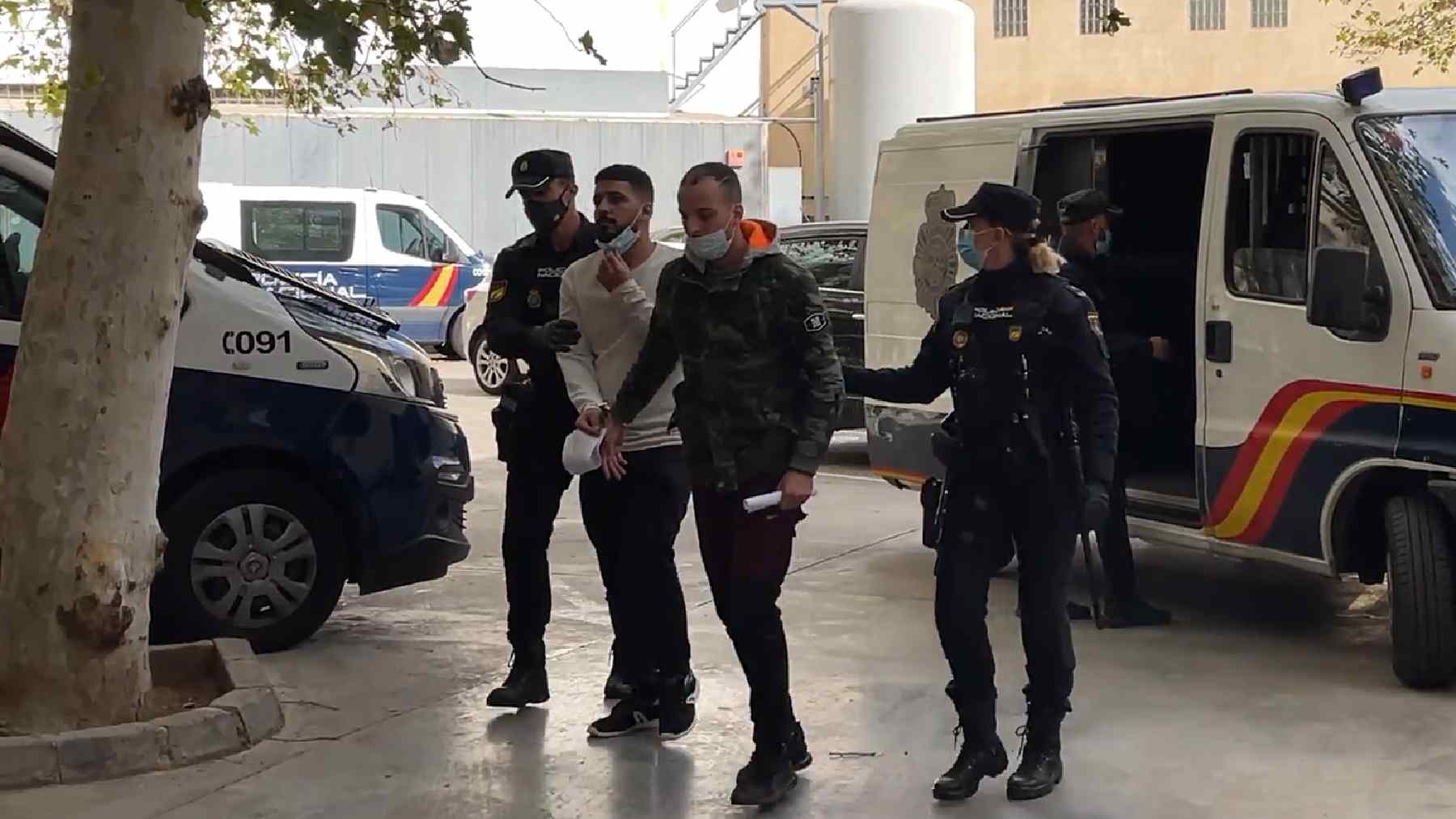 Dos de los 12 marroquíes detenidos por el incidente del aeropuerto de Palma en su llegada a los juzgados.