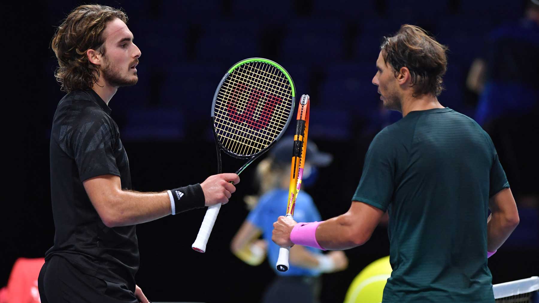 Tsitsipas felicita a Nadal tras el partido de la Copa de Maestros 2020 (AFP)