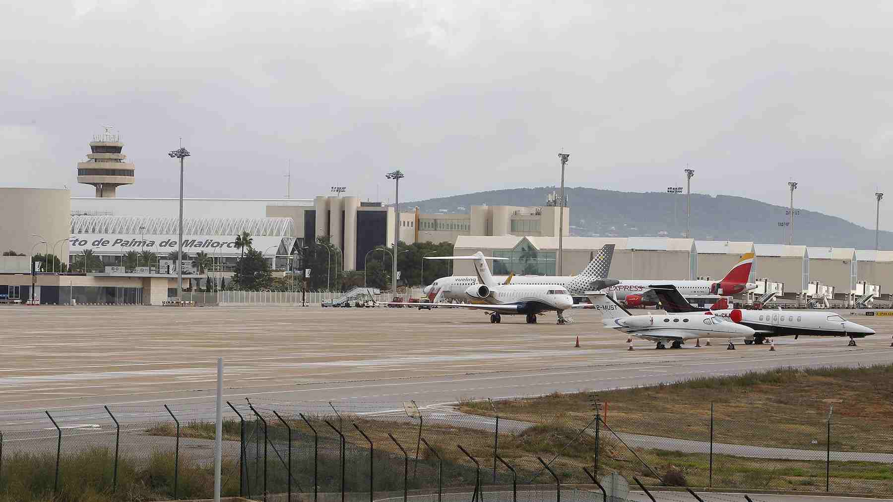 Varios aviones en una de las pistas del aeropuerto de Palma. Foto: Isaac Buj / Europa Press.