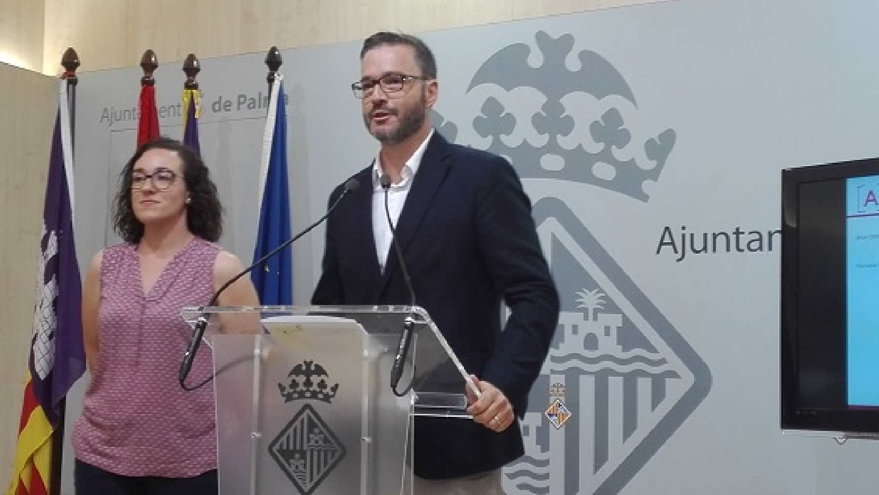 El alcalde de Palma, José Hila con la concejala de Seguridad Ciudadana, Joana María Adrover.