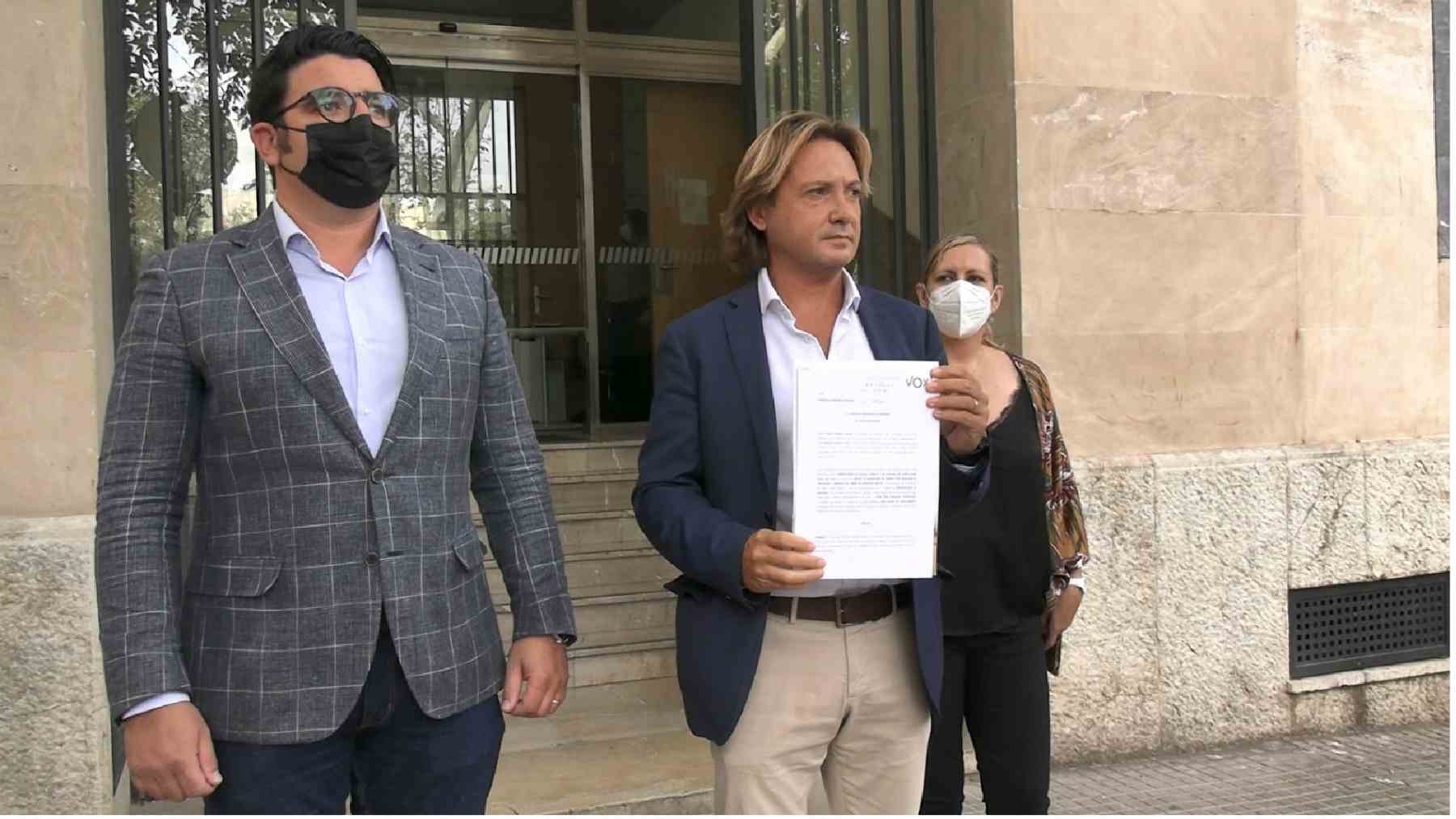 Jorge Campos, en el centro, este jueves frente a la Fiscalía.