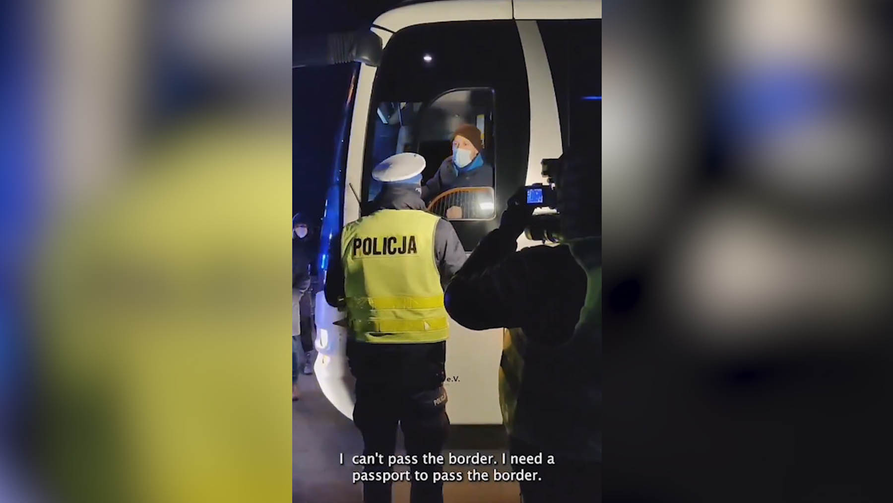 La Policía polaca frena un autobús fletado por ONGs alemanas para trasladar inmigrantes.