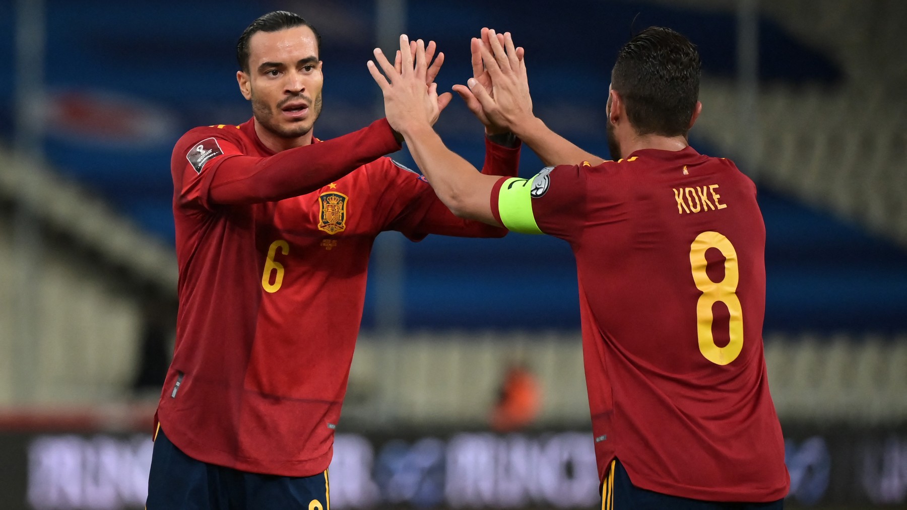 Raúl de Tomás celebra el gol con Koke. (AFP)