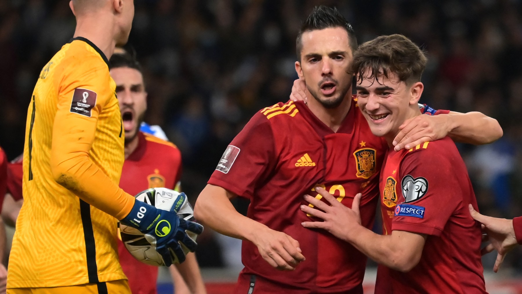Sarabia y Gavi celebran un gol. (AFP)