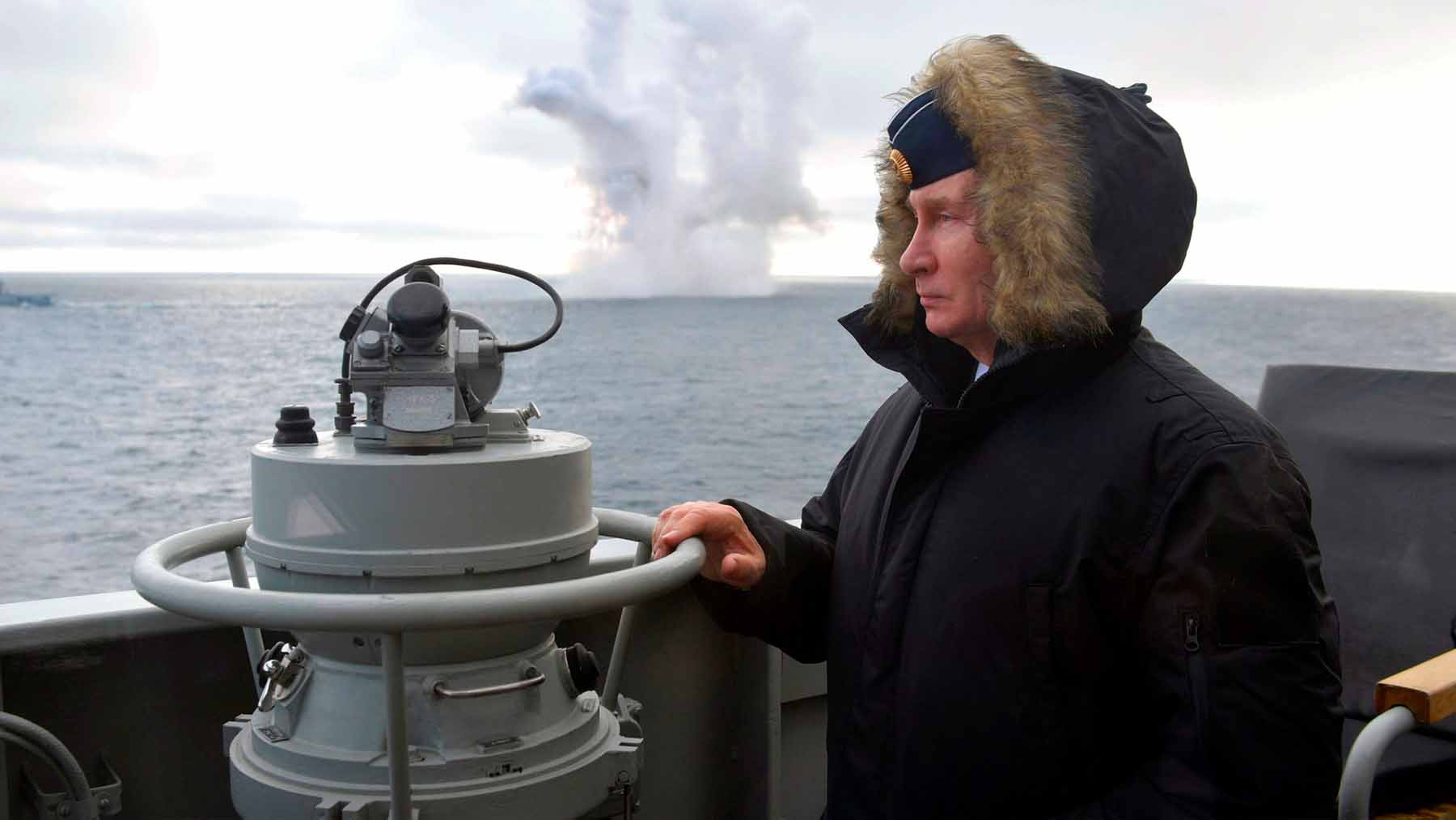 Vladímir Putin observa un ejercicio militar frente a la costa de Crimea.