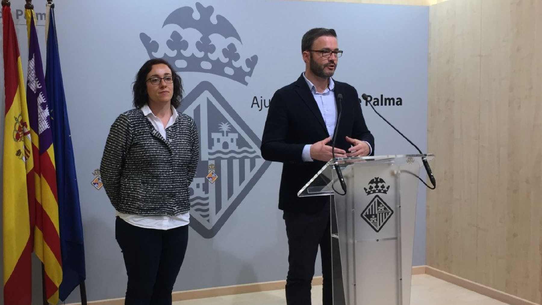 La concejala socialista de Seguridad, Joana María Adrover con el alcalde de Palma, José Hila.